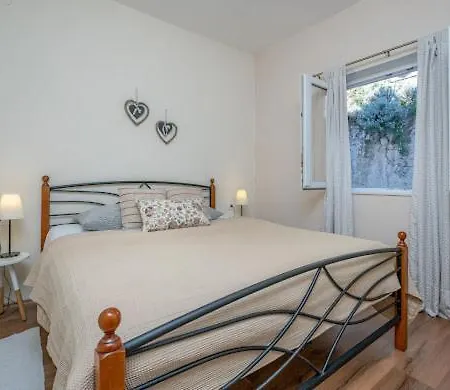 View 1 شقة دوبروفينك