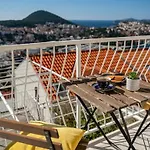 View 1 דירה *